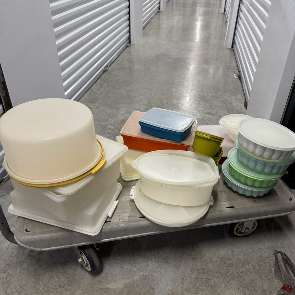 16 Pieces of Vintage Tupperware